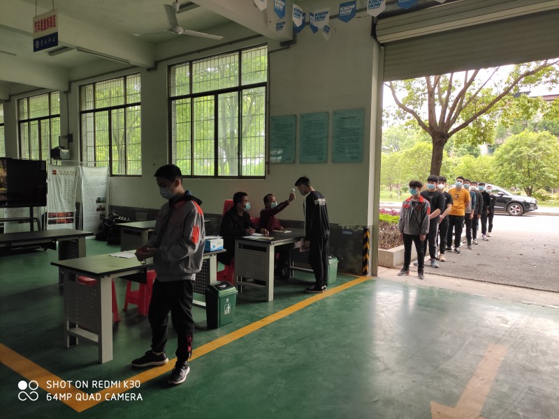 邱院長(zhǎng)一行來(lái)我系看望競(jìng)賽選手訓(xùn)練情況