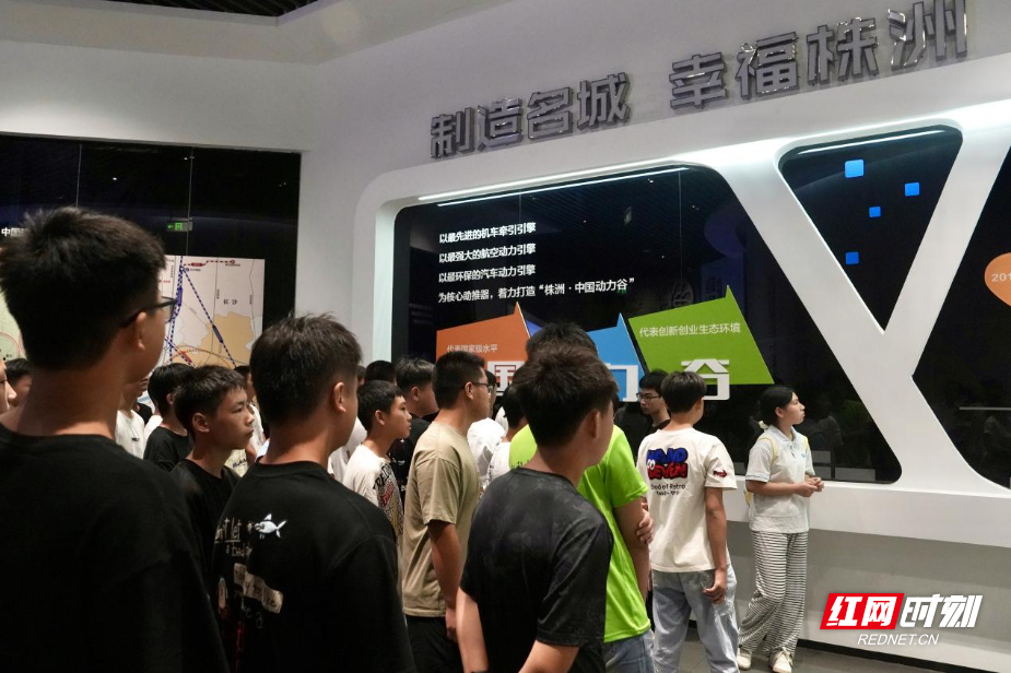 課堂搬進企業(yè)車間，衡陽技師學院首開新生沉浸式入學教育