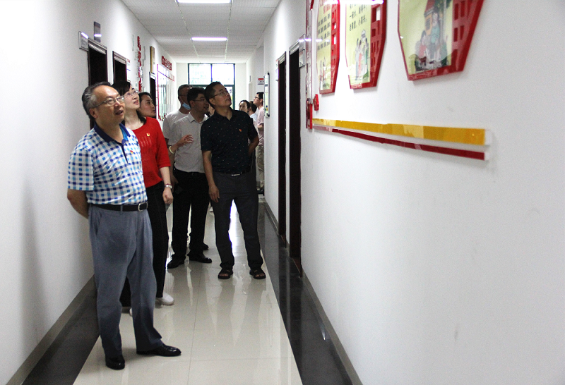 學(xué)院機(jī)關(guān)第三黨支部赴雨母山鎮(zhèn)臨江村開展主題黨日活動(dòng)