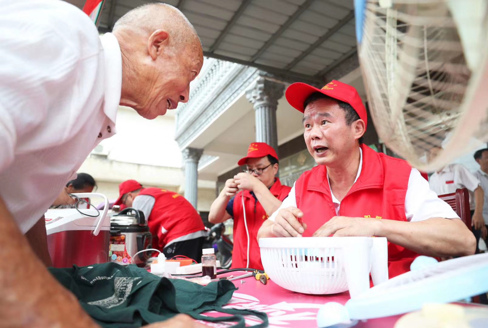 人民網(wǎng)報道我院技能扶貧下鄉(xiāng)服務(wù)活動