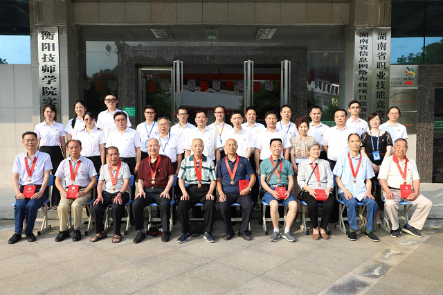 學(xué)院舉行“光榮在黨50年”紀(jì)念章頒發(fā)儀式暨 “我看百年新成就”座談會(huì)