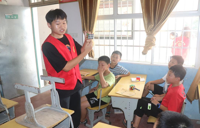 衡陽技師學院用“文藝支教” 點燃鄉(xiāng)村學校孩子藝術(shù)夢