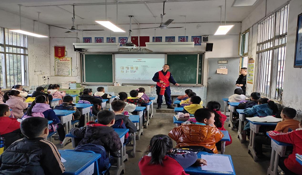 衡陽技師學院志愿者赴衡山店門完小開展 消防專業(yè)知識進校園活動