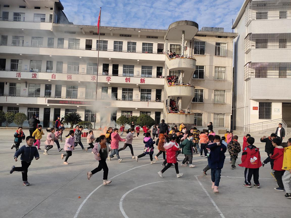 衡陽技師學(xué)院志愿者赴衡山店門完小開展 消防專業(yè)知識進(jìn)校園活動