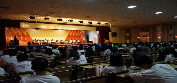 衡陽技師學院開展“月滿慶雙節(jié)，雅歌頌此時”主題團日活動