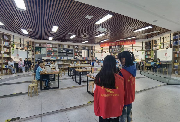 幫孩子們點燃心中的“藝術(shù)火花”——衡陽技師學院落實“百千萬‘藝術(shù)童伴’--留守兒童關(guān)愛工程”