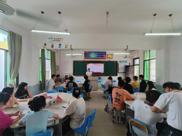 黨委書(shū)記肖春林為信息工程學(xué)院22計(jì)軟技師1班學(xué)生講授主題教育專(zhuān)題黨課