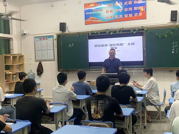 院長(zhǎng)廖與飛親切參加班級(jí)主題班會(huì)