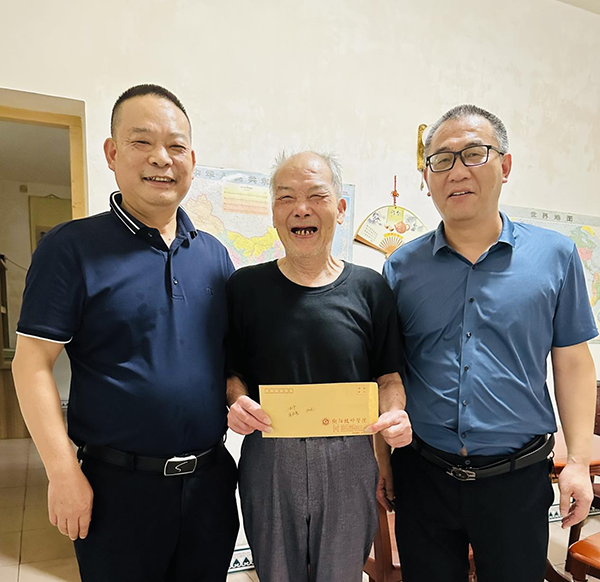 學(xué)院領(lǐng)導(dǎo)帶隊(duì)開(kāi)展“七一”走訪慰問(wèn)