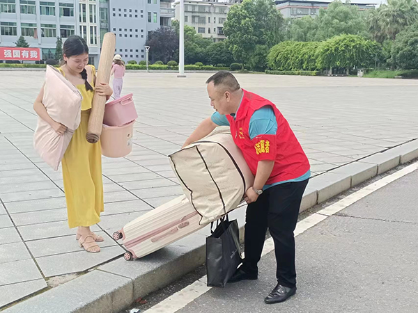 志愿服務(wù)踐初心，愛心護航回家路 ——學院機關(guān)第五黨支部開展黨員志愿服務(wù)活動