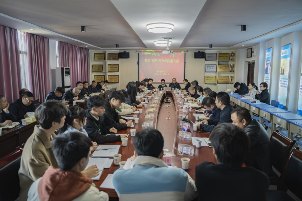 學(xué)院召開“我愛我校，我為學(xué)院獻(xiàn)良策” 學(xué)生代表座談會(huì)