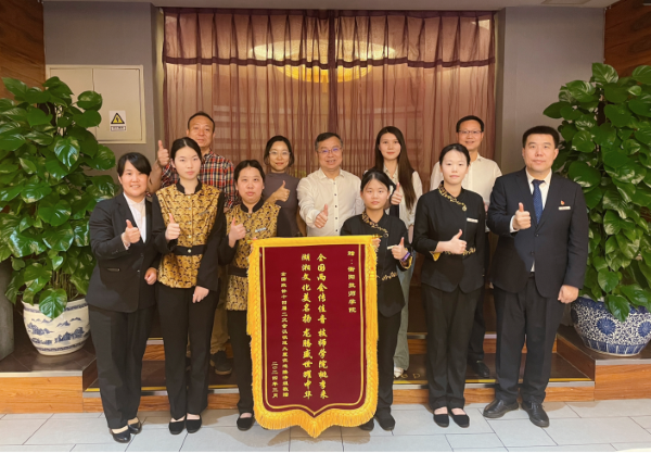 黨委書記肖春林帶隊看望慰問我院參與兩會接待工作學(xué)生