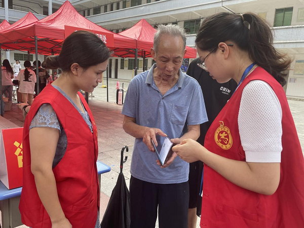 黨員先鋒助迎新，志愿服務(wù)踐初心