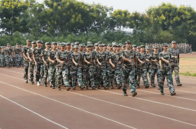 衡陽技師學(xué)院舉行2025級(jí)新生軍訓(xùn)總結(jié)表彰大會(huì)暨開學(xué)典禮