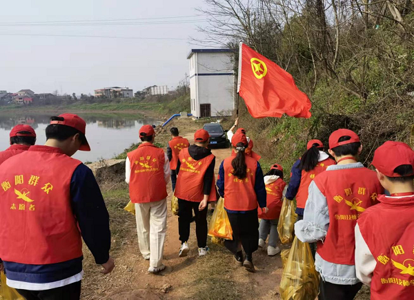 保護(hù)湘江母親河，衡陽技師學(xué)院“衡陽群眾”青年志愿者在行動(dòng)