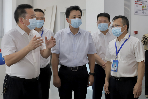 湖南省人民政府副省長(zhǎng)、衡陽(yáng)市委書(shū)記秦國(guó)文來(lái)衡陽(yáng)技師學(xué)院調(diào)研