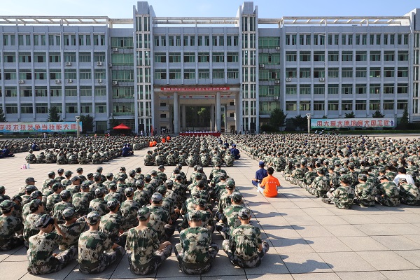 衡陽(yáng)技師學(xué)院2022年新生軍訓(xùn)動(dòng)員大會(huì)暨授旗儀式圓滿(mǎn)舉行