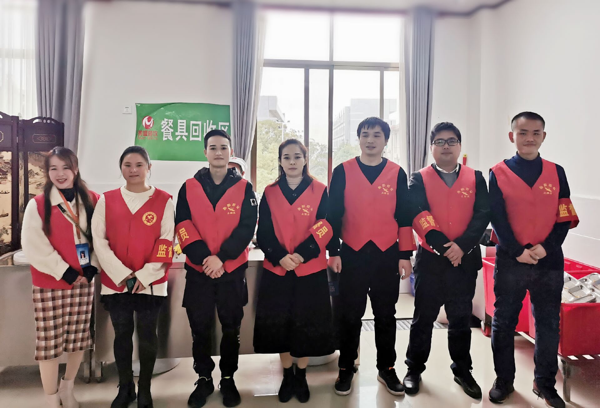 信息系黨總支組織支部黨員、預(yù)備黨員、發(fā)展對(duì)象以及入黨積極分子開(kāi)展“厲行勤儉節(jié)約，反對(duì)餐飲浪費(fèi)”文明勸導(dǎo)志愿服務(wù)活動(dòng)