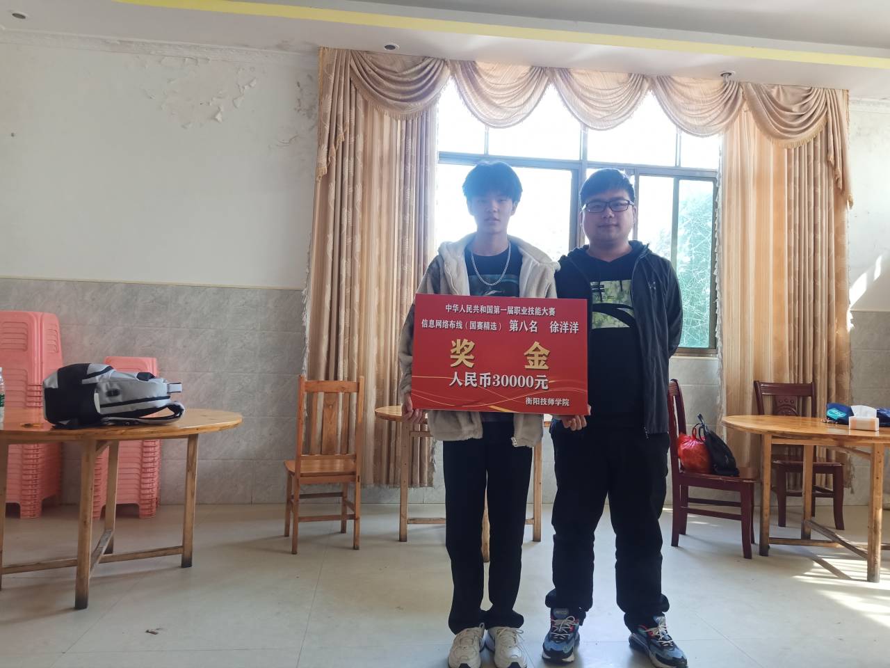 喜氣洋洋，歡送競賽選手回家過年