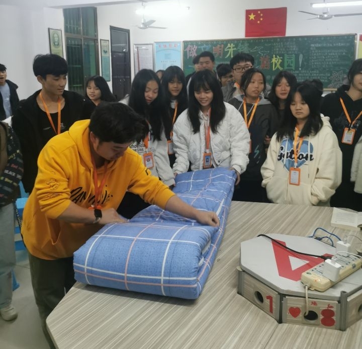 信息與生物技術(shù)系黨總支“我為群眾辦實事、從指導(dǎo)學(xué)生疊被子的細(xì)節(jié)入手”